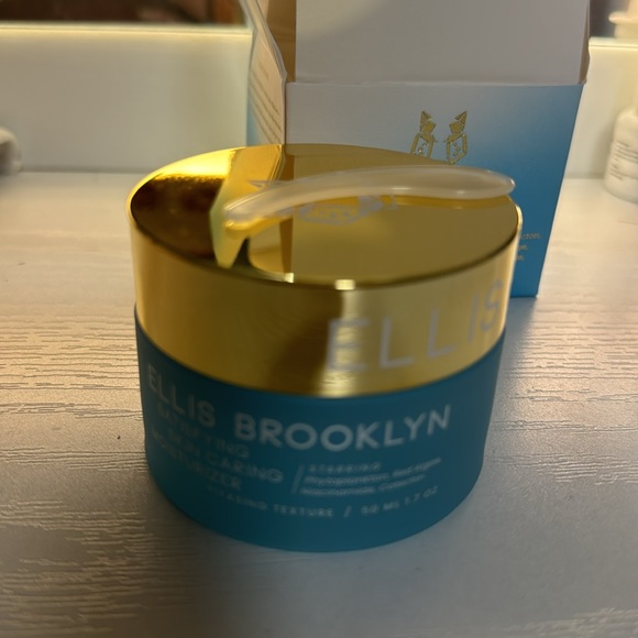 Satisfying Skin Caring Moisturizer
Ellis Brooklyn - Picture 3 of 3